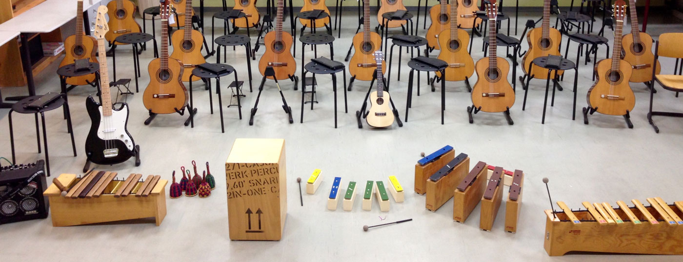 Unsere Instrumente Auswahl von Instrumenten beim Klassenmusizieren mit Gitarren